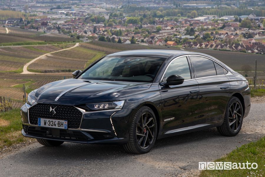 Vista posteriore nuova DS9 E-Tense PHEV Performance Line