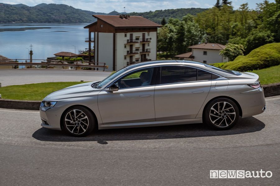 Vista laterale nuova DS9 E-Tense PHEV su strada