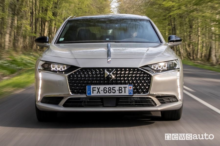 Vista anteriore nuova DS9 E-Tense PHEV su strada