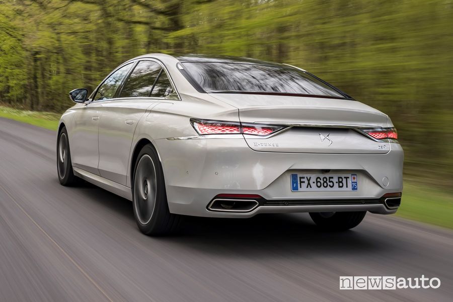 Vista posteriore nuova DS9 E-Tense PHEV su strada