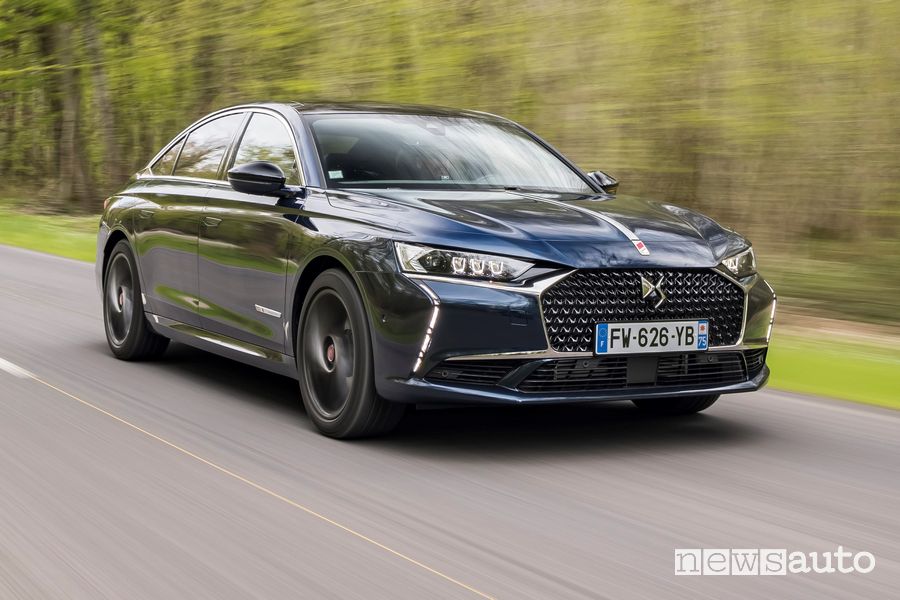 Vista di profilo nuova DS9 E-Tense Performance Line su strada
