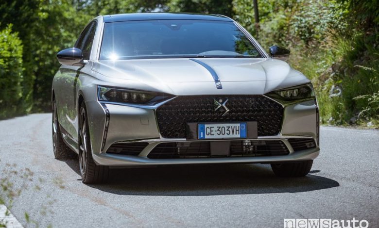 Vista anteriore nuova DS9 E-Tense su strada