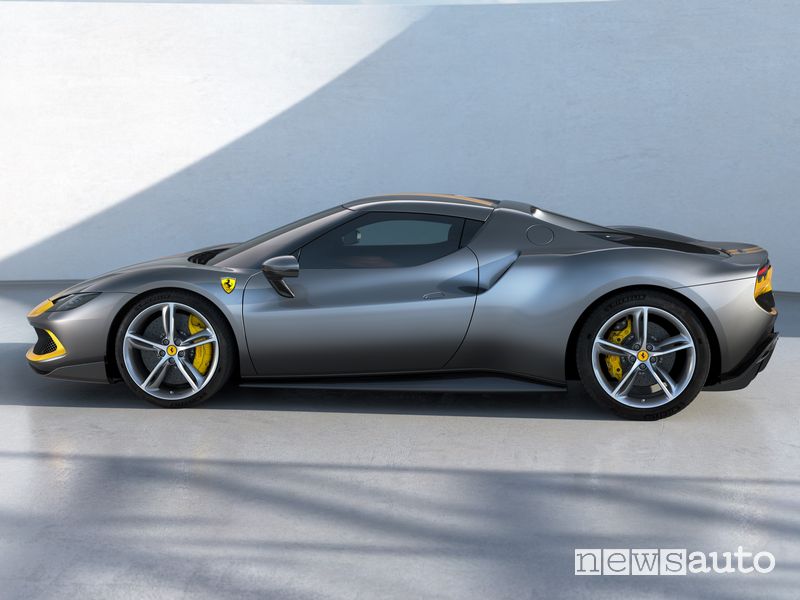 Vista laterale Ferrari 296 GTB Assetto Fiorano