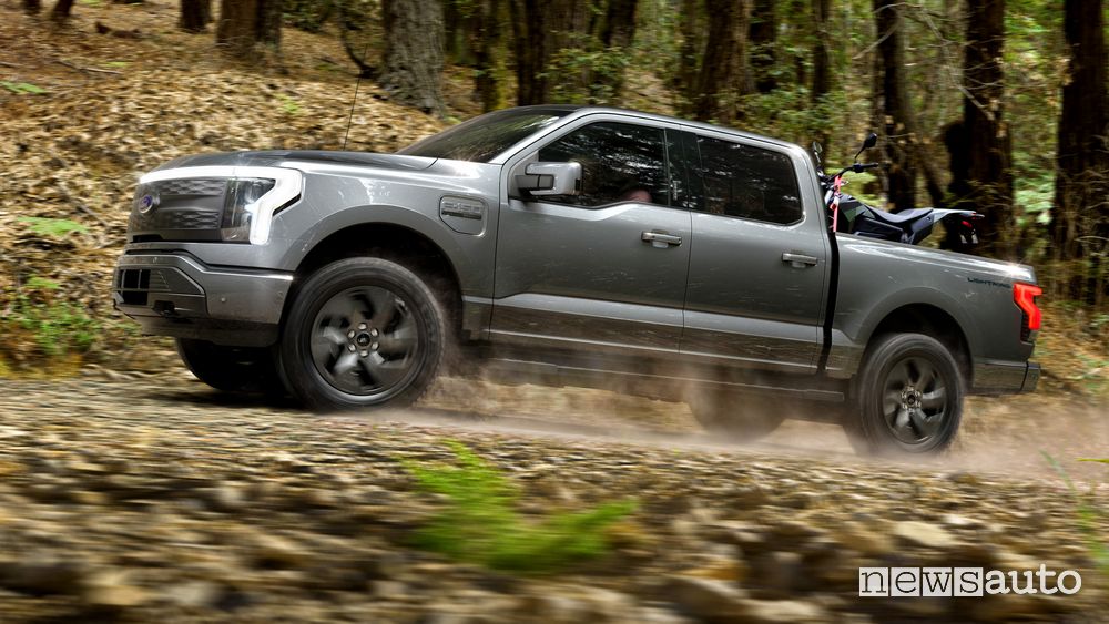Vista laterale Ford F-150 Lightning sullo sterrato