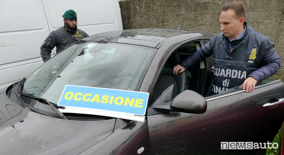 Guardai di finanza che smaschera un'auto rubata