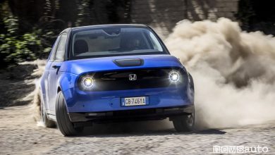Honda e elettrica di traverso sullo sterrato
