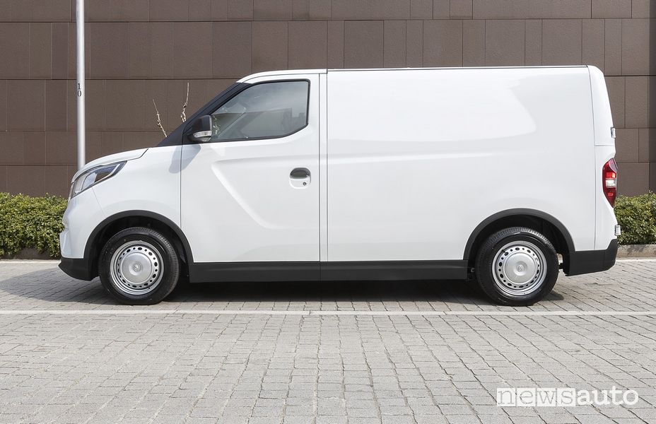 Vista posteriore furgone elettrico Maxus eDeliver3
