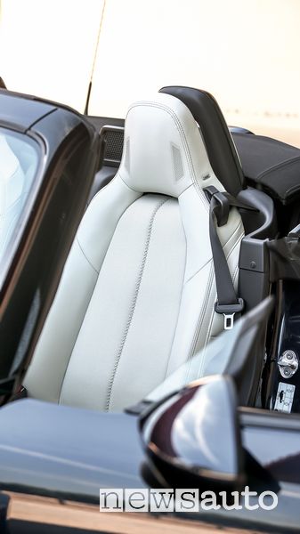 Sedile guidatore abitacolo Mazda MX-5 con altoparlanti BOSE sul poggiatesta