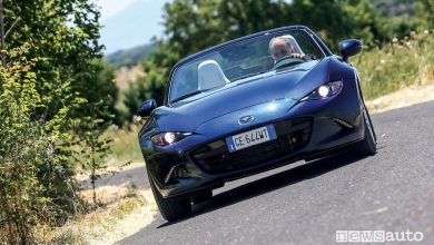 Vista anteriore Mazda MX-5 2021 su strada
