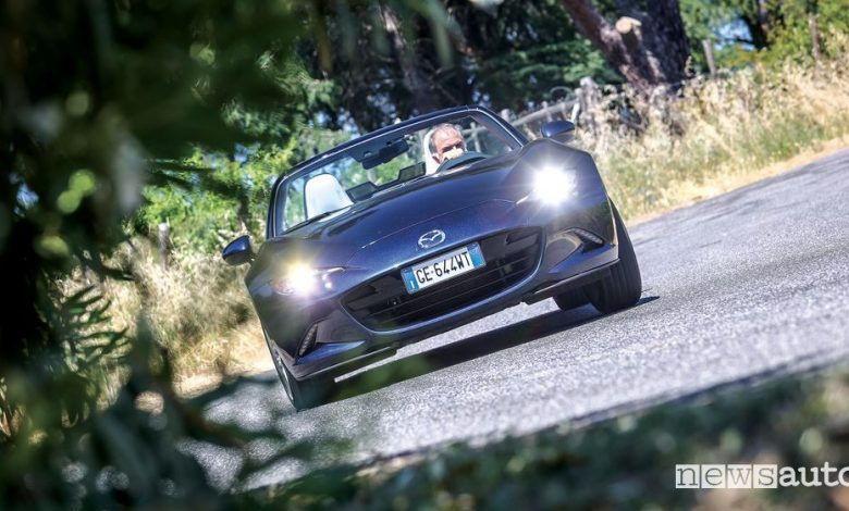 Vista anteriore Mazda MX-5 2021 su strada