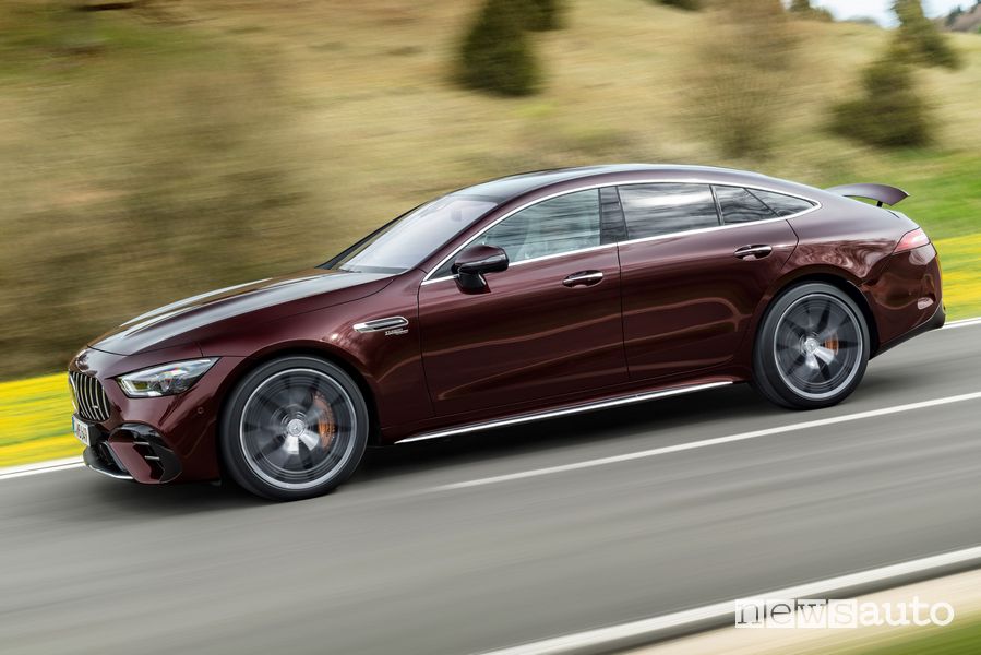 Vista laterale Mercedes-AMG GT Coupé 53 4MATIC+ su strada