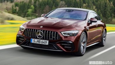 Vista di profilo Mercedes-AMG GT Coupé 53 4MATIC+ su strada
