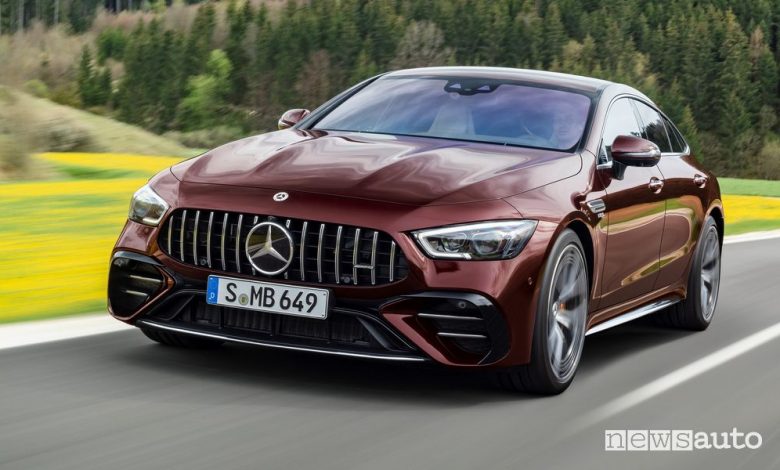 Vista di profilo Mercedes-AMG GT Coupé 53 4MATIC+ su strada