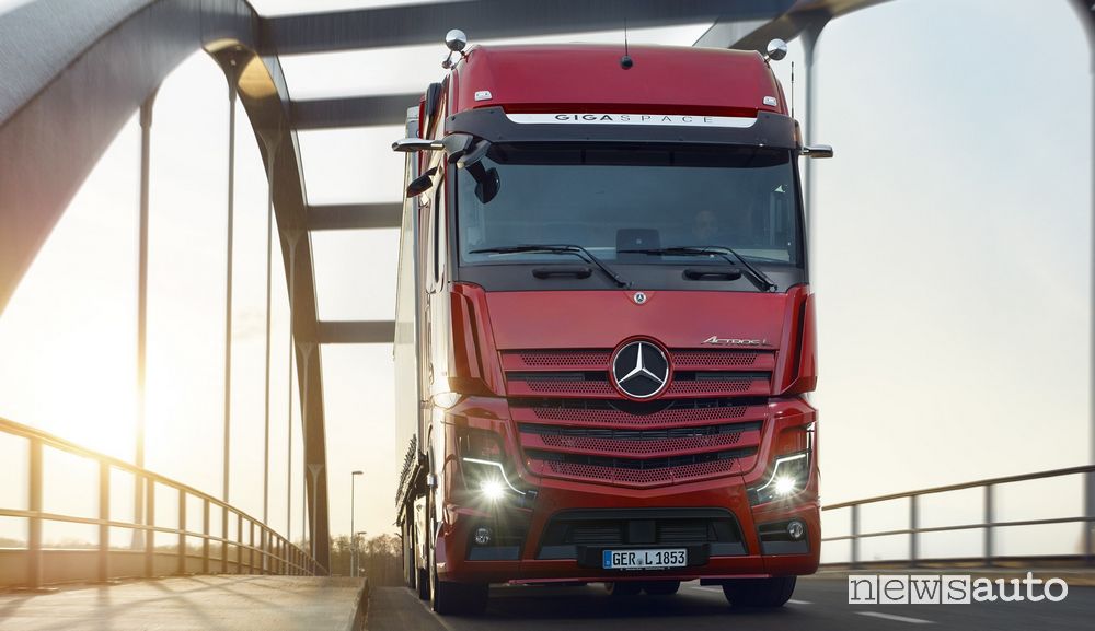 Vista anteriore Mercedes-Benz Actros L Trucks su strada
