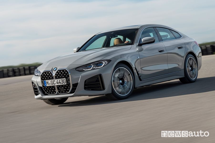 Vista di profilo Serie 4 Gran Coupé 430i su strada