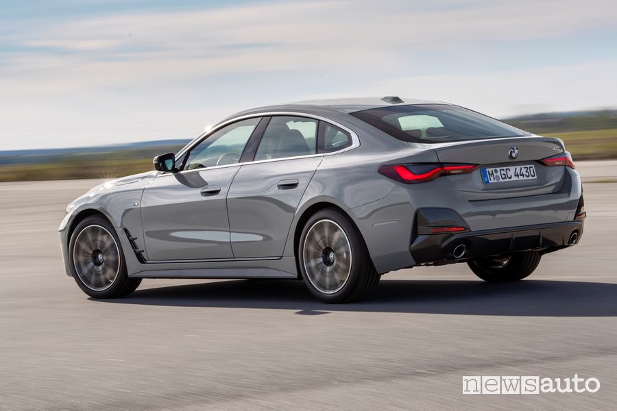 Vista posteriore Serie 4 Gran Coupé 430i su strada