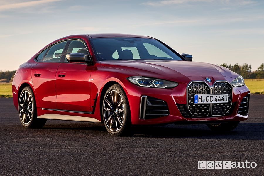 Vista di profilo BMW Serie 4 Gran Coupé M440i xDrive