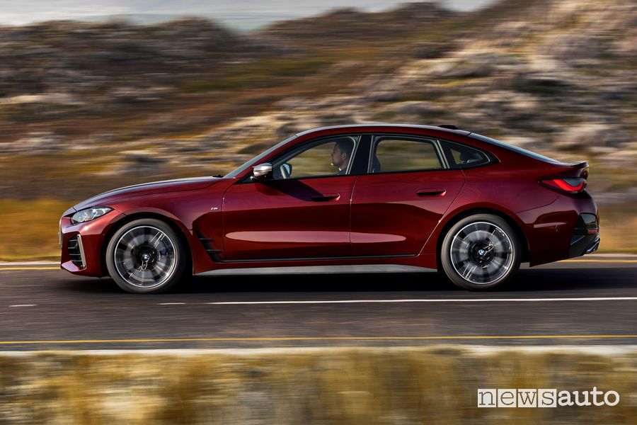 Vista laterale BMW Serie 4 Gran Coupé M440i xDrive su strada