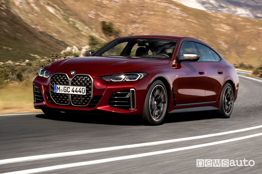 Vista di profilo BMW Serie 4 Gran Coupé M440i xDrive su strada
