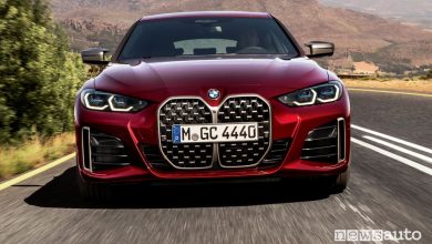 Vista anteriore BMW Serie 4 Gran Coupé M440i xDrive su strada