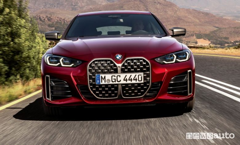 Vista anteriore BMW Serie 4 Gran Coupé M440i xDrive su strada