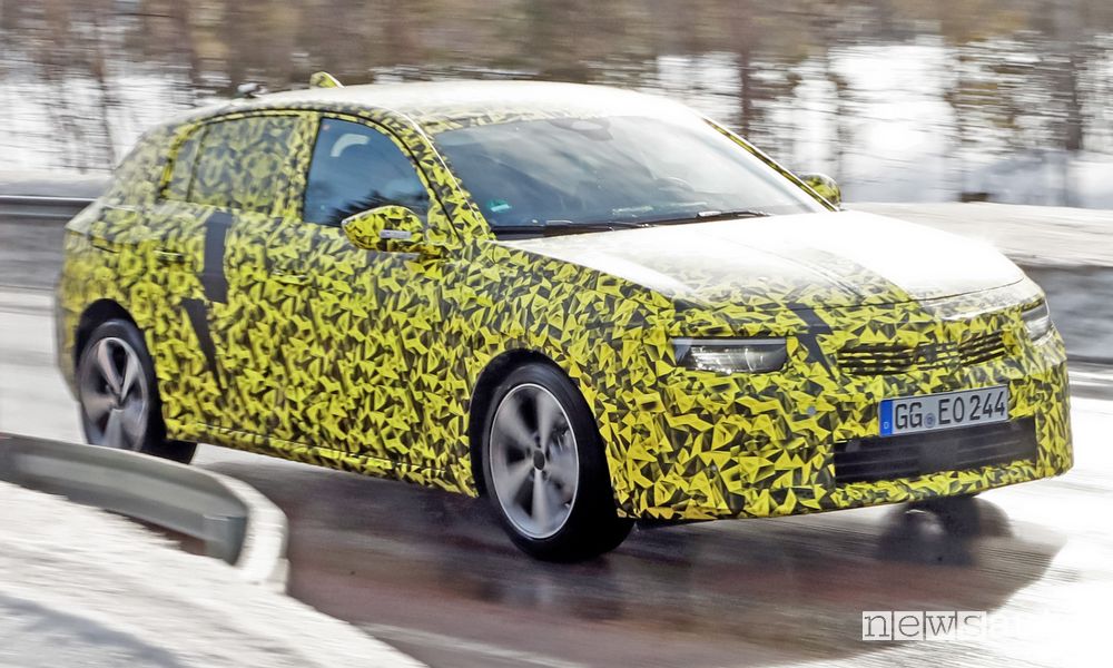 Vista di profilo prototipo nuova Opel Astra in Lapponia