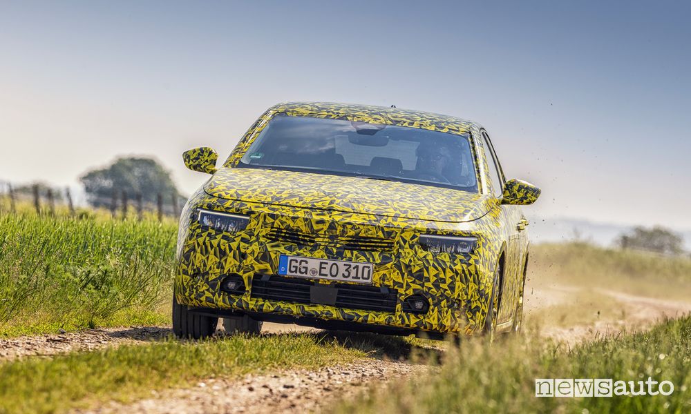 Vista anteriore prototipo nuova Opel Astra sullo sterrato