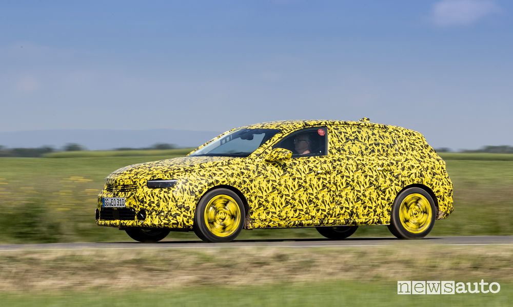 Vista laterale prototipo nuova Opel Astra su strada