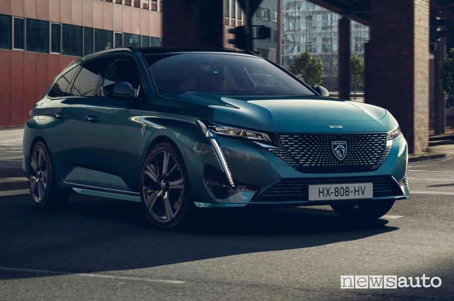 Vista di profilo nuova Peugeot 308 SW su strada