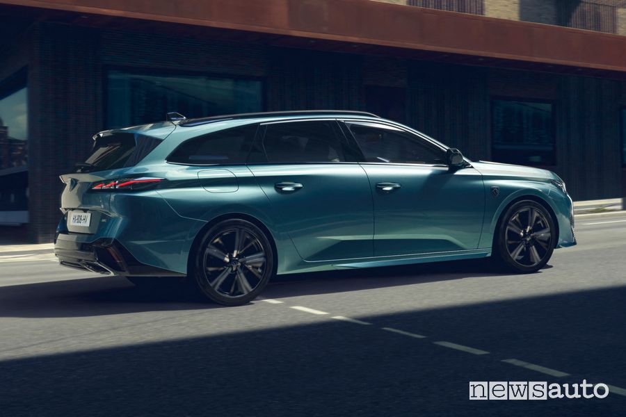 Vista laterale nuova Peugeot 308 SW su strada