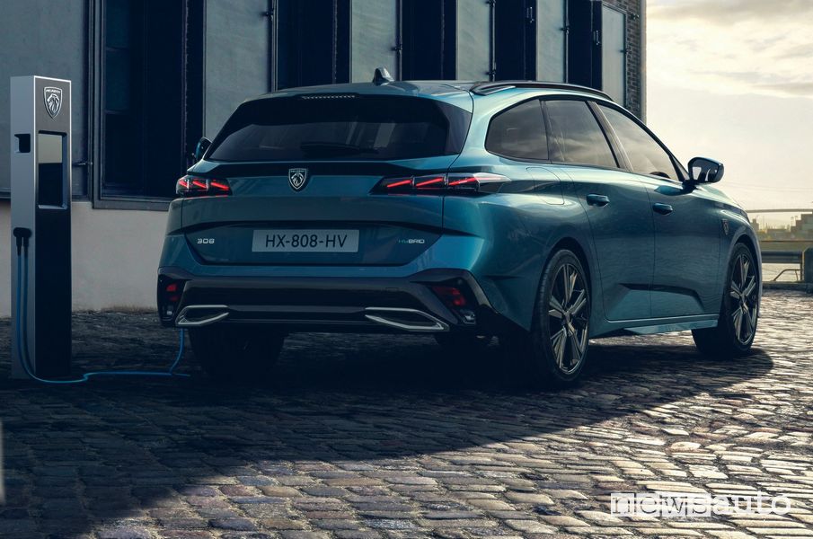 Nuova Peugeot 308 SW ibrida plug-in in ricarica