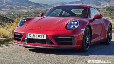 Vista di profilo nuova Porsche 911 Carrera GTS su strada