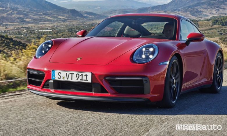 Vista di profilo nuova Porsche 911 Carrera GTS su strada