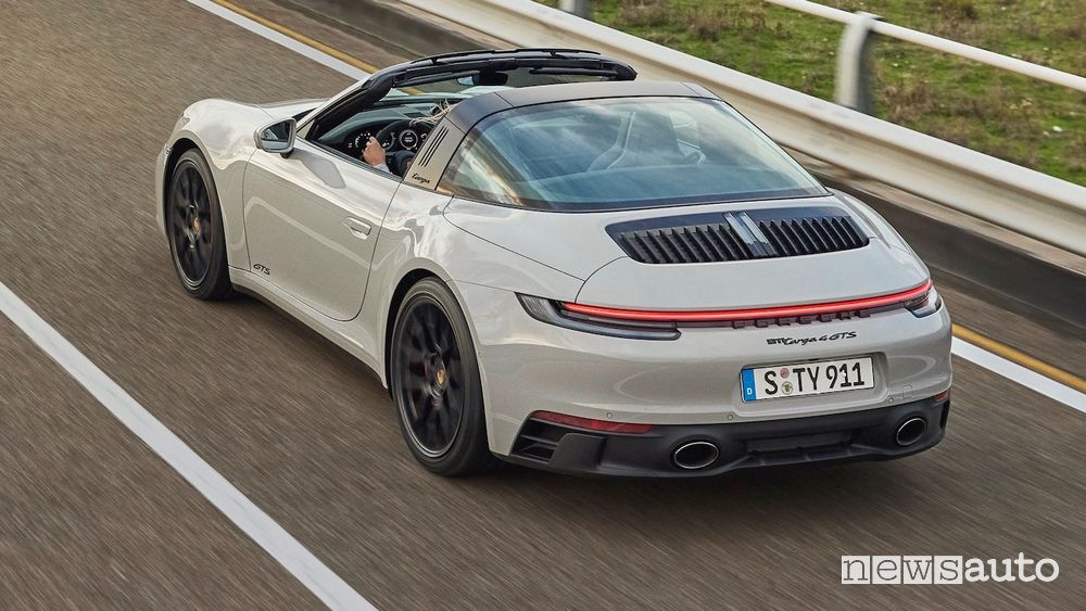 Vista posteriore nuova Porsche 911 Targa GTS su strada