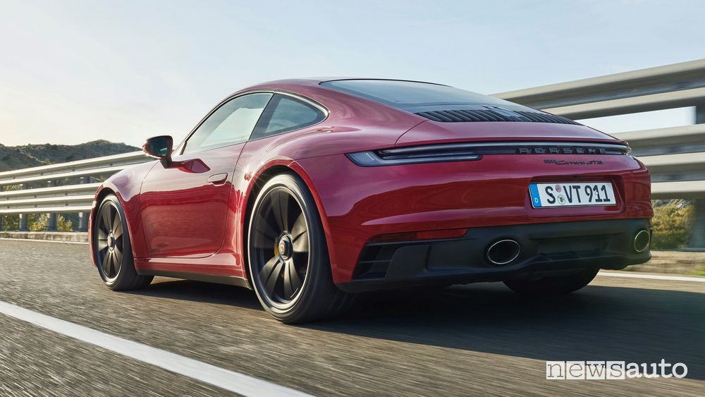 Vista posteriore nuova Porsche 911 Carrera GTS su strada