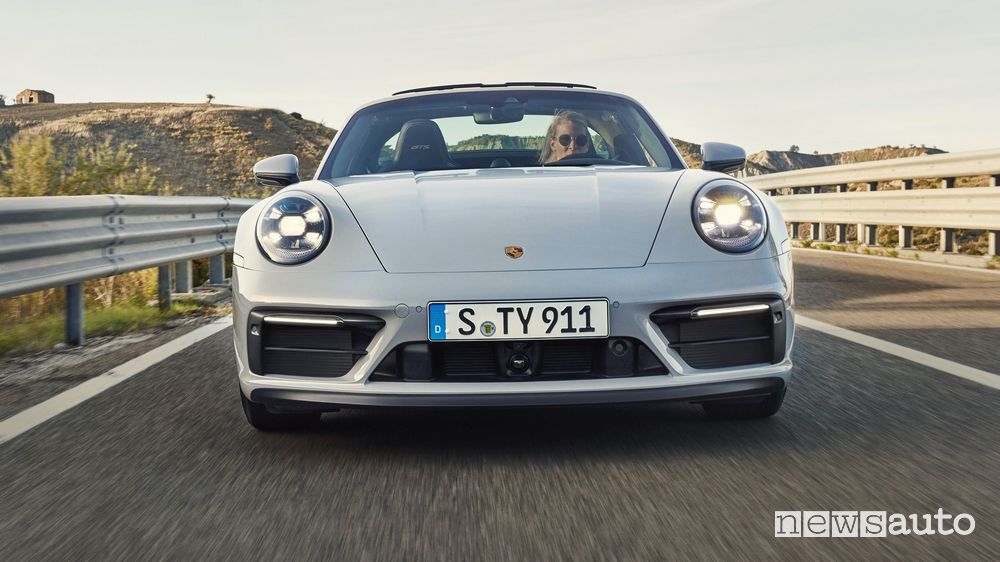 Vista frontale nuova Porsche 911 Targa GTS su strada