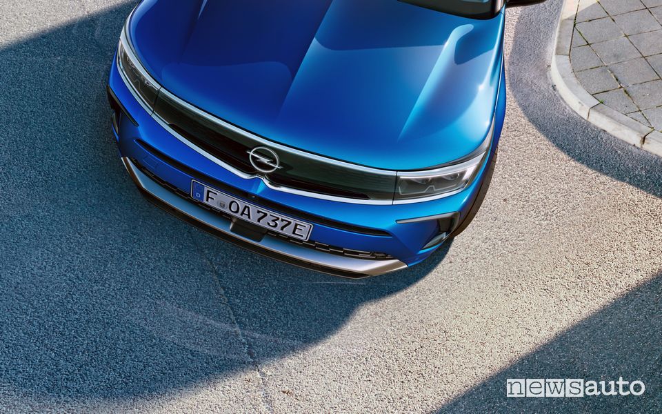 Frontale, mascherina anteriore nuovo Opel Grandland Hybrid4 2022