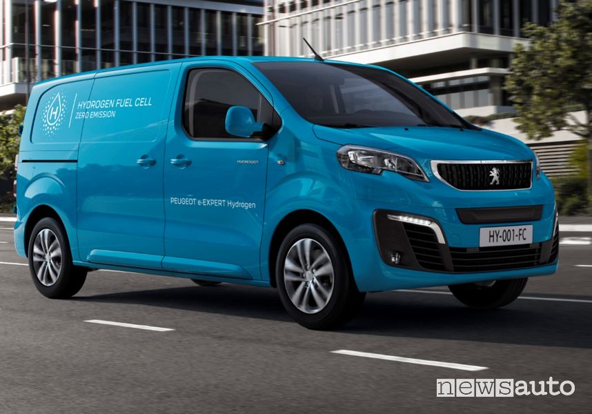 Vista di profilo Peugeot e-Expert Hydrogen su strada