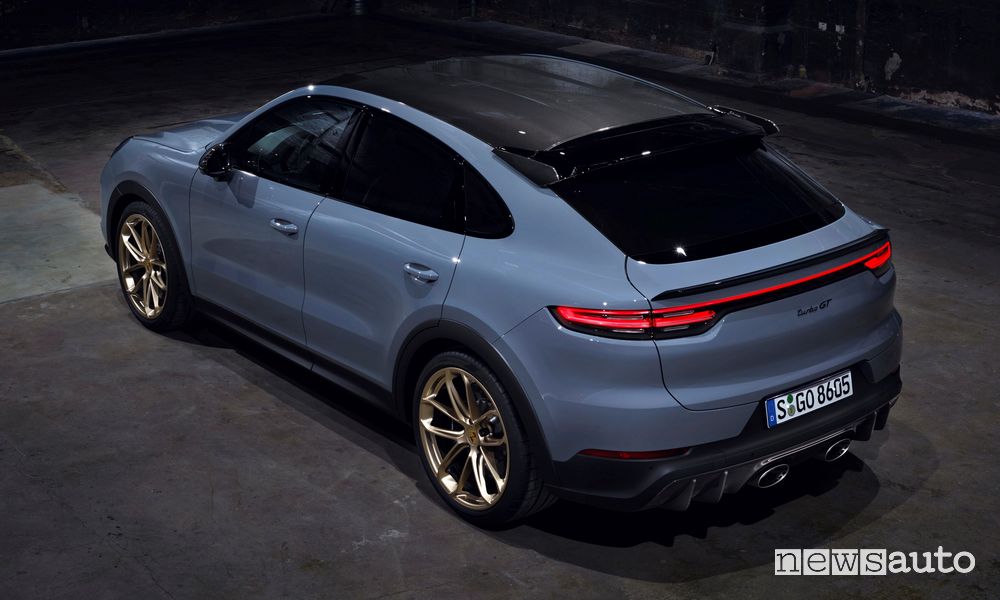 Vista posteriore nuova Porsche Cayenne Turbo GT