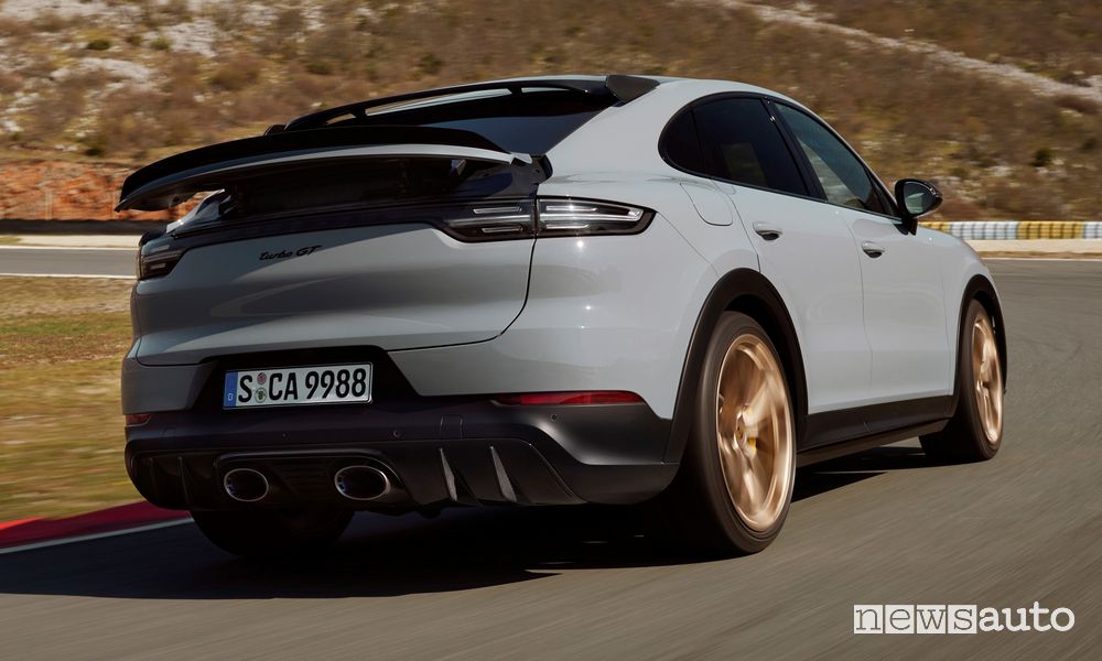 Vista posteriore nuova Porsche Cayenne Turbo GT in pista