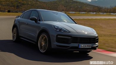 Vista di profilo nuova Porsche Cayenne Turbo GT in pista