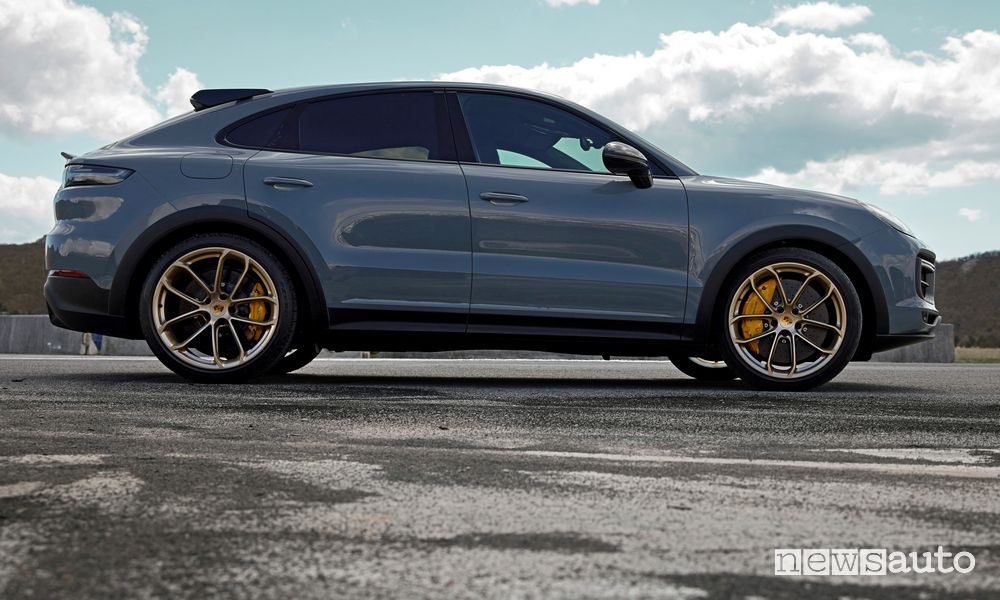 Vista laterale nuova Porsche Cayenne Turbo GT