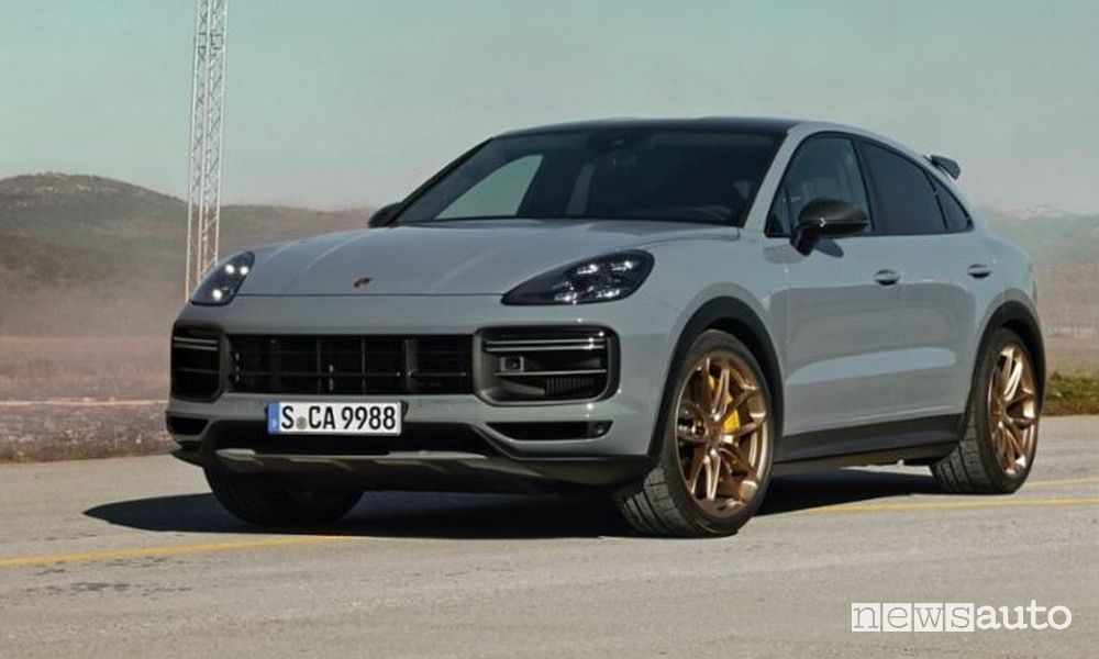 Vista di profilo nuova Porsche Cayenne Turbo GT
