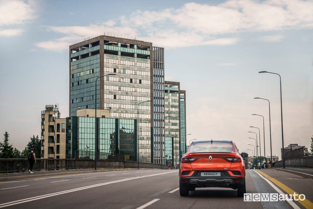 Vista posteriore Renault Arkana E-TECH durante il test su strada