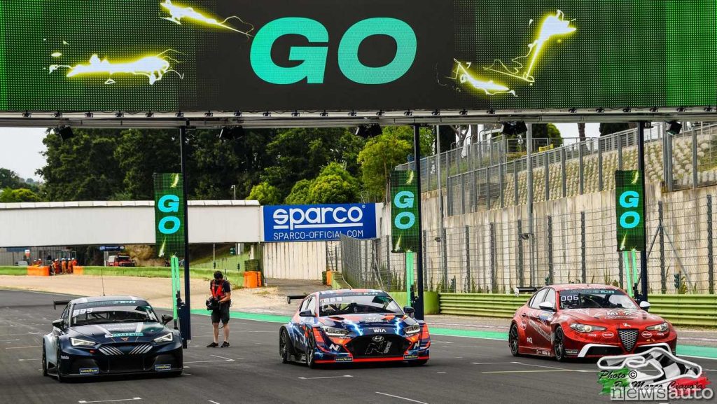  Le tre auto dell'ETCR che si sfidano a Vallelunga alla prima gara: da SX la Cupra e-Racer, Hyundai Veloster N ETCR e la Giulia ETCR. 