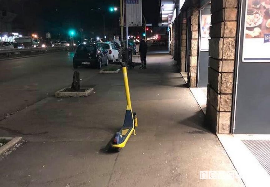 monopattino parcheggiato su un marciapiede a Roma