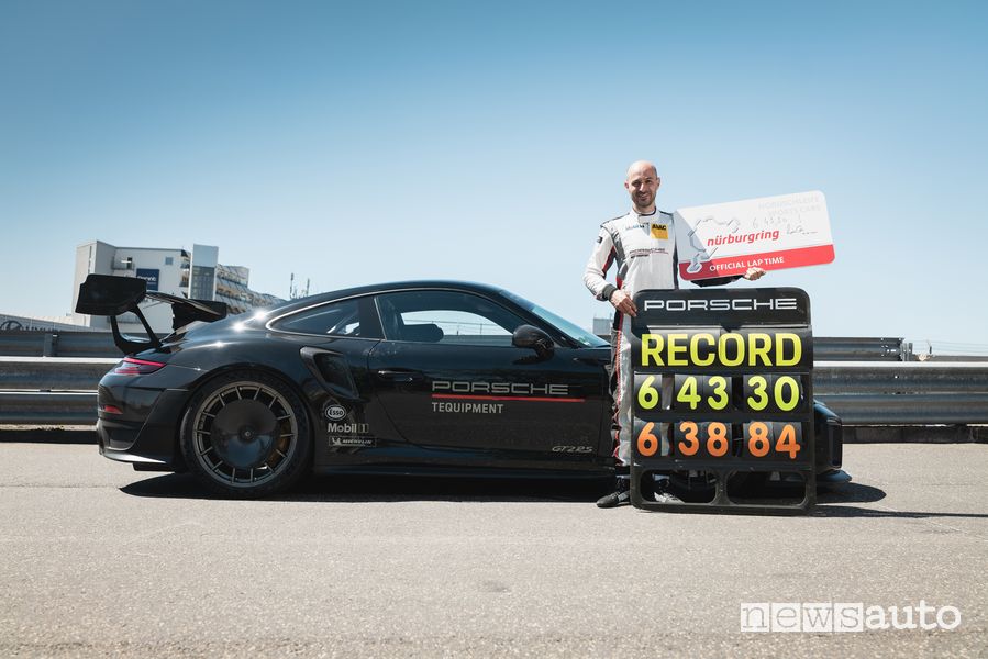 Lars Kern al volante della 911 GT2 RS celebra il record del Nürburgring