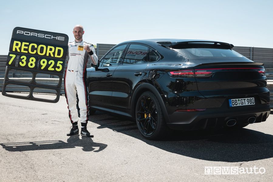 Record al Nürburgring per la Porsche Cayenne