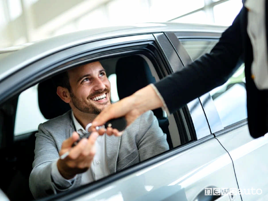 Atto di vendita dell'auto. Momento in cui il venditore consegna le chiavi all'acquirente dell'auto che ne entra cosi in possesso fisico