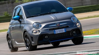 Vista anteriore Abarth F595 in pista